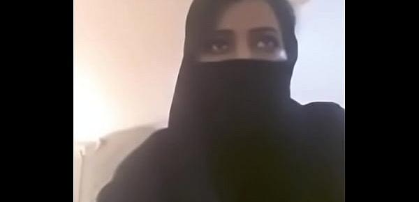  Muslim hot milf expose her boobs in videocall